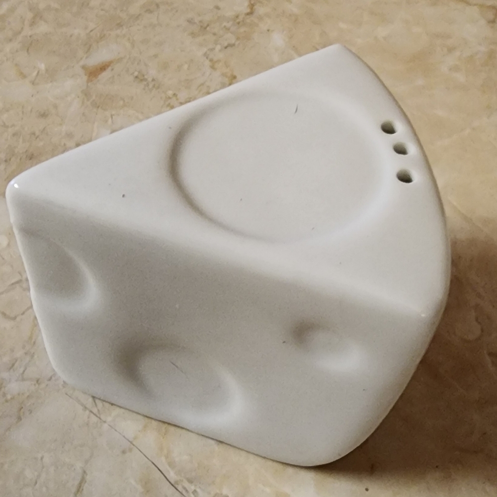 Verdici Design Mouse & Cheese Salt and Pepper Shakers - Picture 5 of 6
